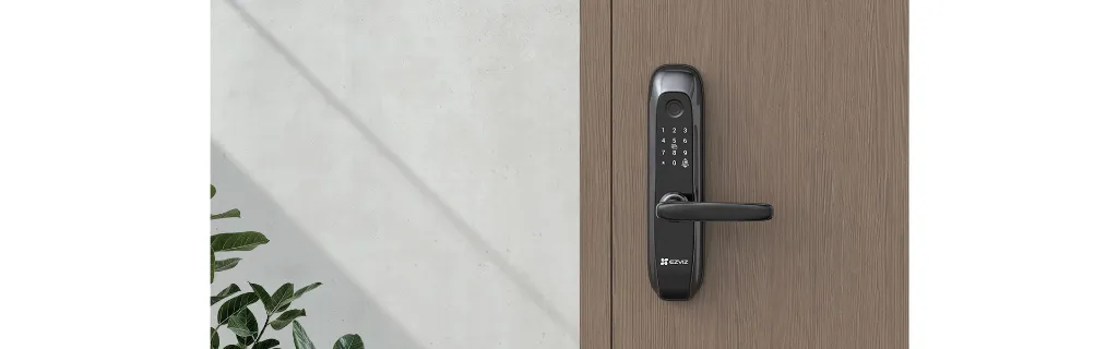Cerradura EZVIZ L2S negra instalada en puerta; escena oficial.