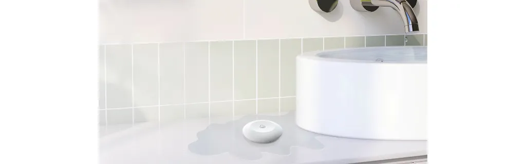 Sensor EZVIZ T10C colocado junto a un fregadero; escena oficial.