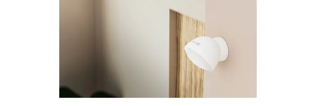 Escena oficial del sensor PIR EZVIZ T1C instalado en pared.
