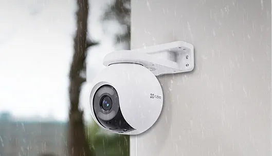 Detalle oficial de la cámara EZVIZ H8x 2K+ instalada en exteriores.