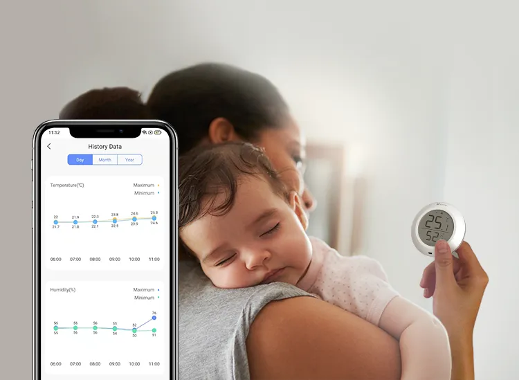 Escena oficial de uso del sensor de temperatura y humedad EZVIZ T51C en el hogar; teléfono no incluido.