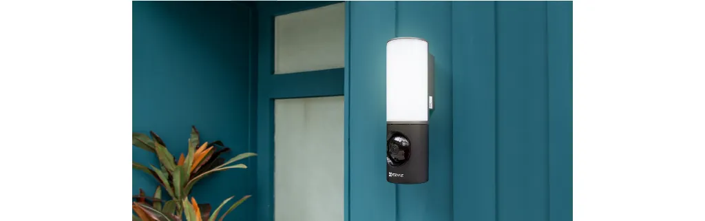 Escena oficial de la cámara con lámpara EZVIZ LC3 instalada en pared.